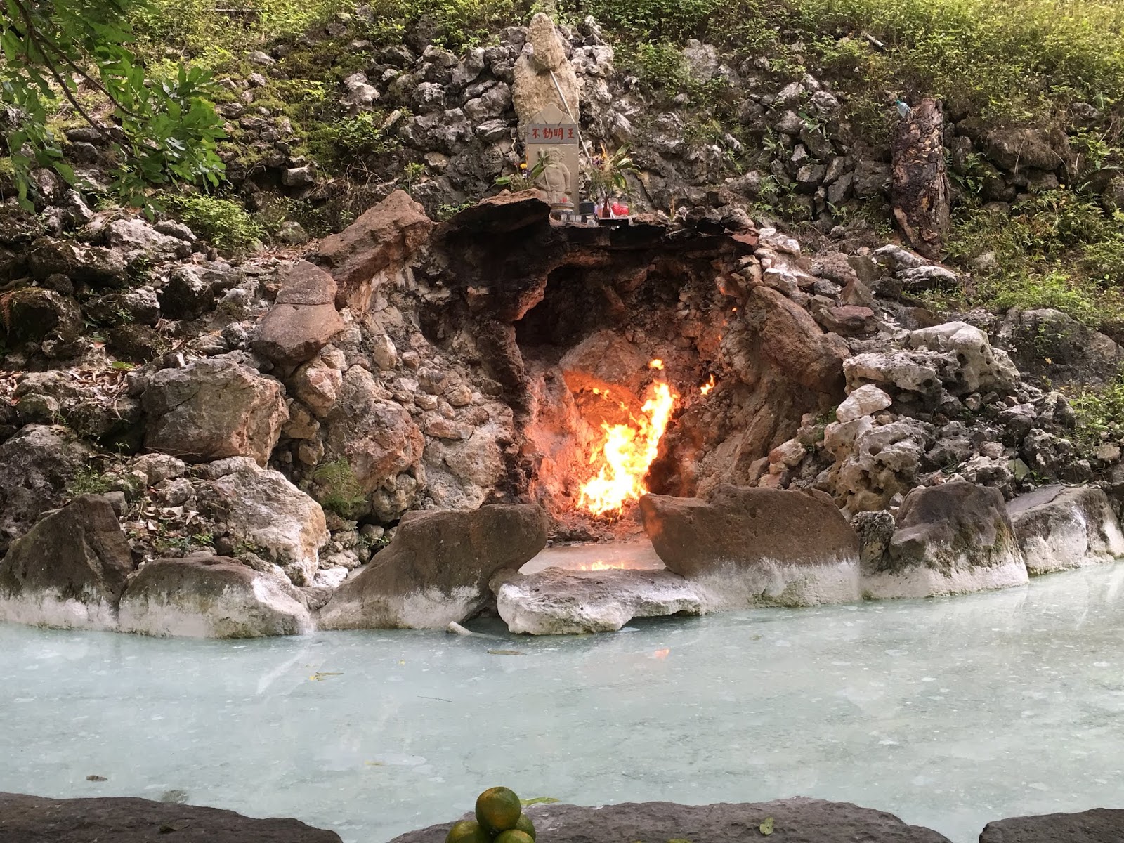 Guanziling nổi tiếng với Ngọn lửa vĩnh cửu (Water and Fire Cave) - nơi có ngọn lửa cháy liên tục trên bề mặt nước nhờ khí ga tự nhiên thoát ra từ lòng đất.