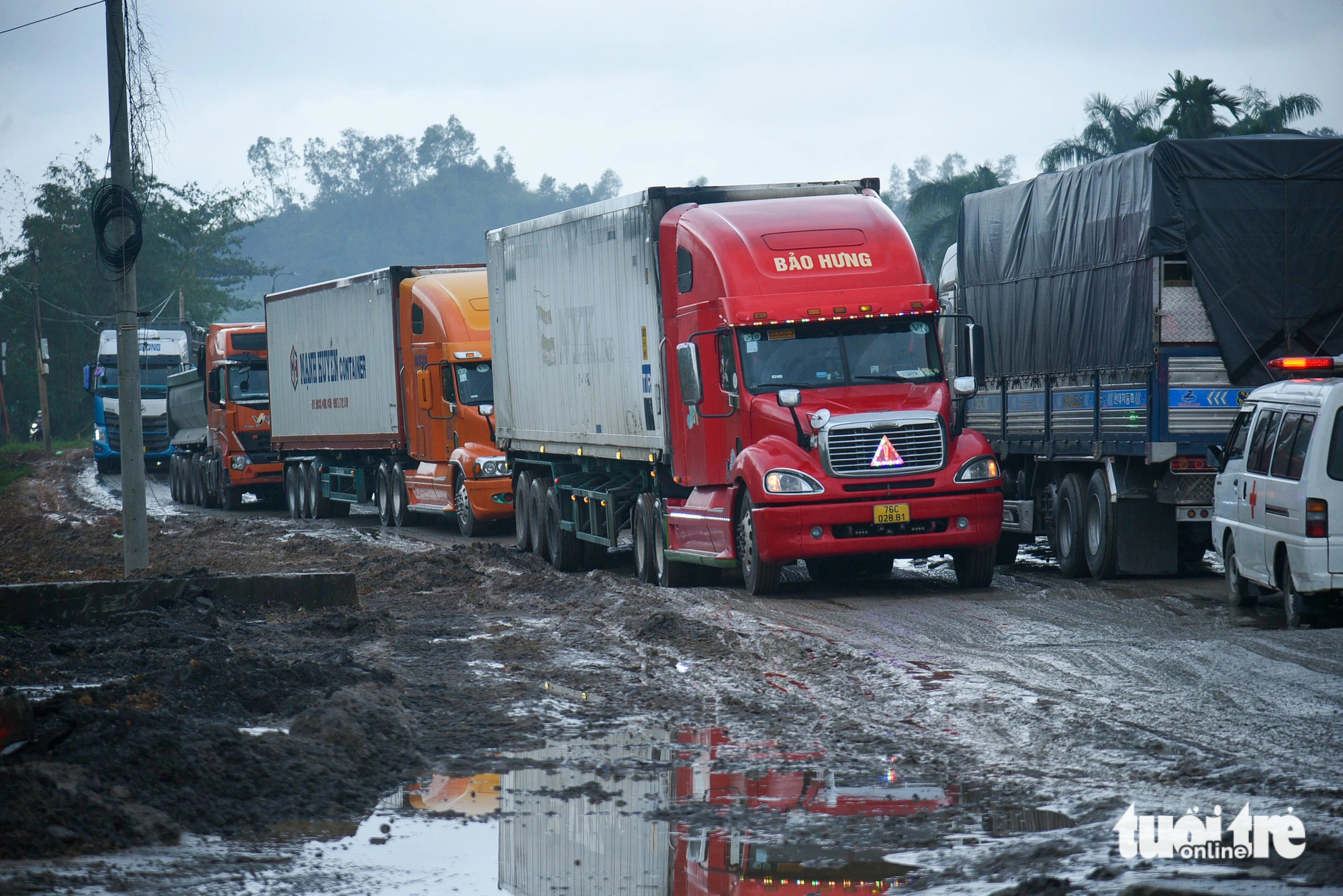 Phương tiện ‘rồng rắn’ nối đuôi nhau đi qua đoạn thi công cao tốc ở Đà Nẵng - Ảnh 2.