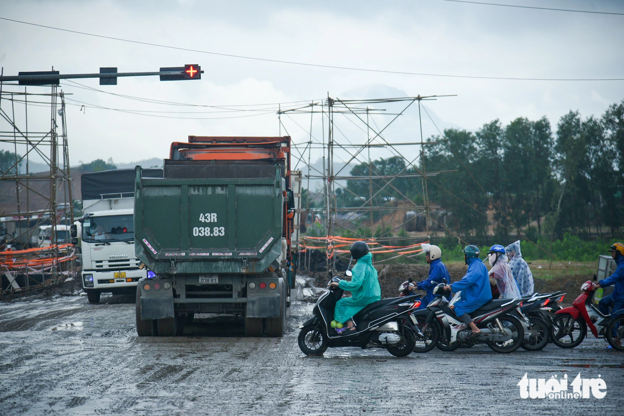 Phương tiện ‘rồng rắn’ nối đuôi nhau đi qua đoạn thi công cao tốc ở Đà Nẵng - Ảnh 4.