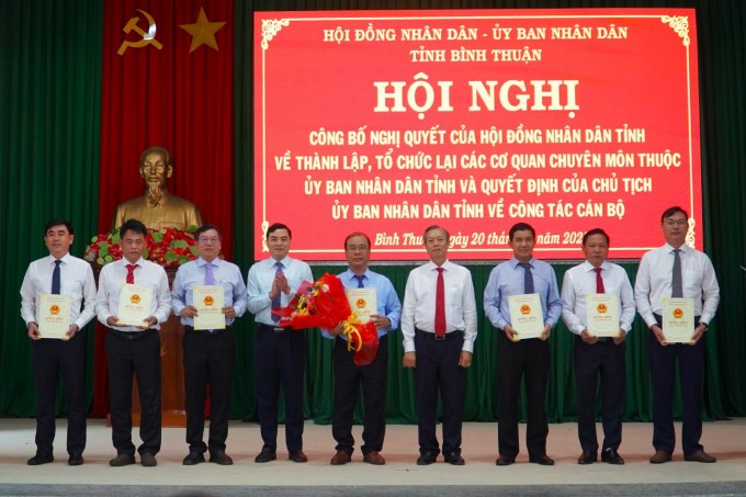 Ông Cao Sơn Dũng, tân Giám đốc Sở Nông nghiệp và Môi trường Bình Thuận (cầm hoa đứng giữa) cùng 6 phó giám đốc vừa được bổ nhiệm. Ảnh: Tư Huynh