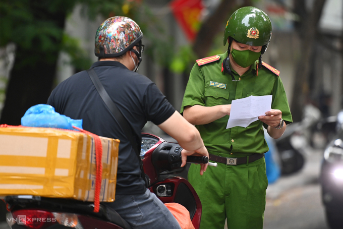 Công an kiểm tra giấy đi đường của người dân ở Hà Nội trong dịch Covid-19, tháng 8/2021. Ảnh: Giang Huy