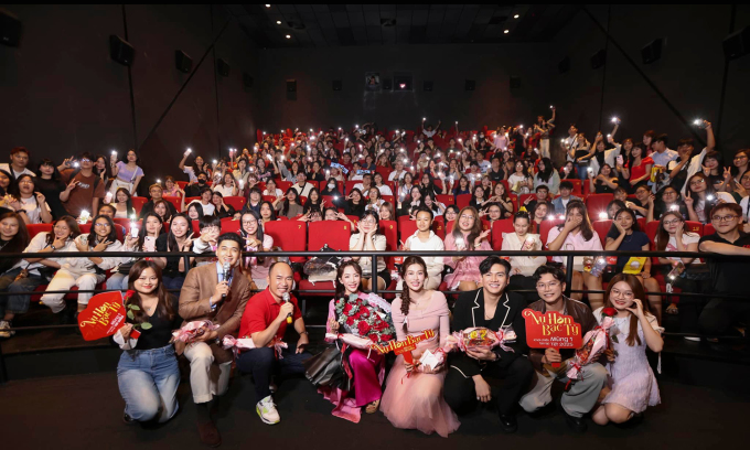 Dàn diễn viên Nụ hôn bạc tỷ tại buổi giao lưu cine-tour ngày 14/2 ở TP HCM. Ảnh: Thảo Lê