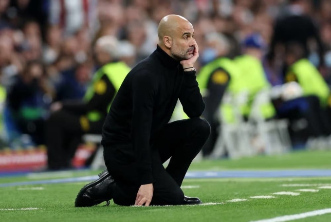 HLV Pep Guardiola phản ứng trong trận Man City thua Real 1-3 ở lượt về vòng play-off Champions League tối 19/2. Ảnh: Reuters