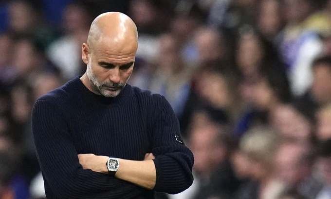 HLV Pep Guardiola tỏ ra bất lực trong trận thua Real. Ảnh: AP