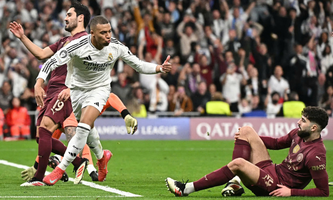 Mbappe (áo trắng) mừng bàn nâng tỷ số lên 2-0 cho Real Madrid ở lượt về vòng play-off Champions League gặp Man City trên sân Bernabeu, thành phố Madrid, Tây Ban Nha tối 19/2/2025. Ảnh: AFP