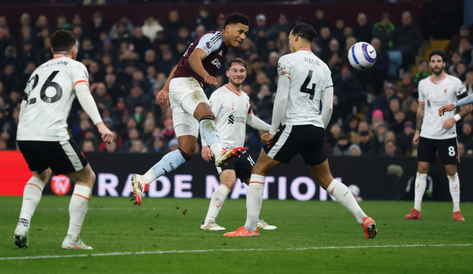 Ollie Watkins đánh đầu, nâng tỷ số lên 2-1 cho Villa ở cuối hiệp một. Ảnh: Reuters