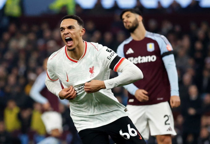 Alexander-Arnold vui mừng, hướng về khán đài sau khi gỡ hòa 2-2 cho Liverpool. Ảnh: Reuters