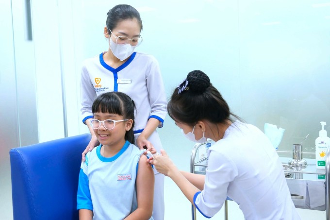 Trẻ tiêm vaccine cúm tại VNVC Hoàng Văn Thụ. Ảnh: Mỹ Ngọc