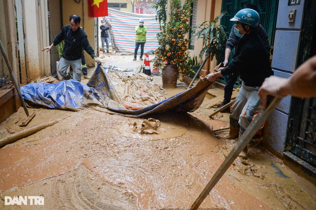 Sự cố đào ngầm metro Nhổn - ga Hà Nội: Người dân thâu đêm dọn nhà do bùn - 2