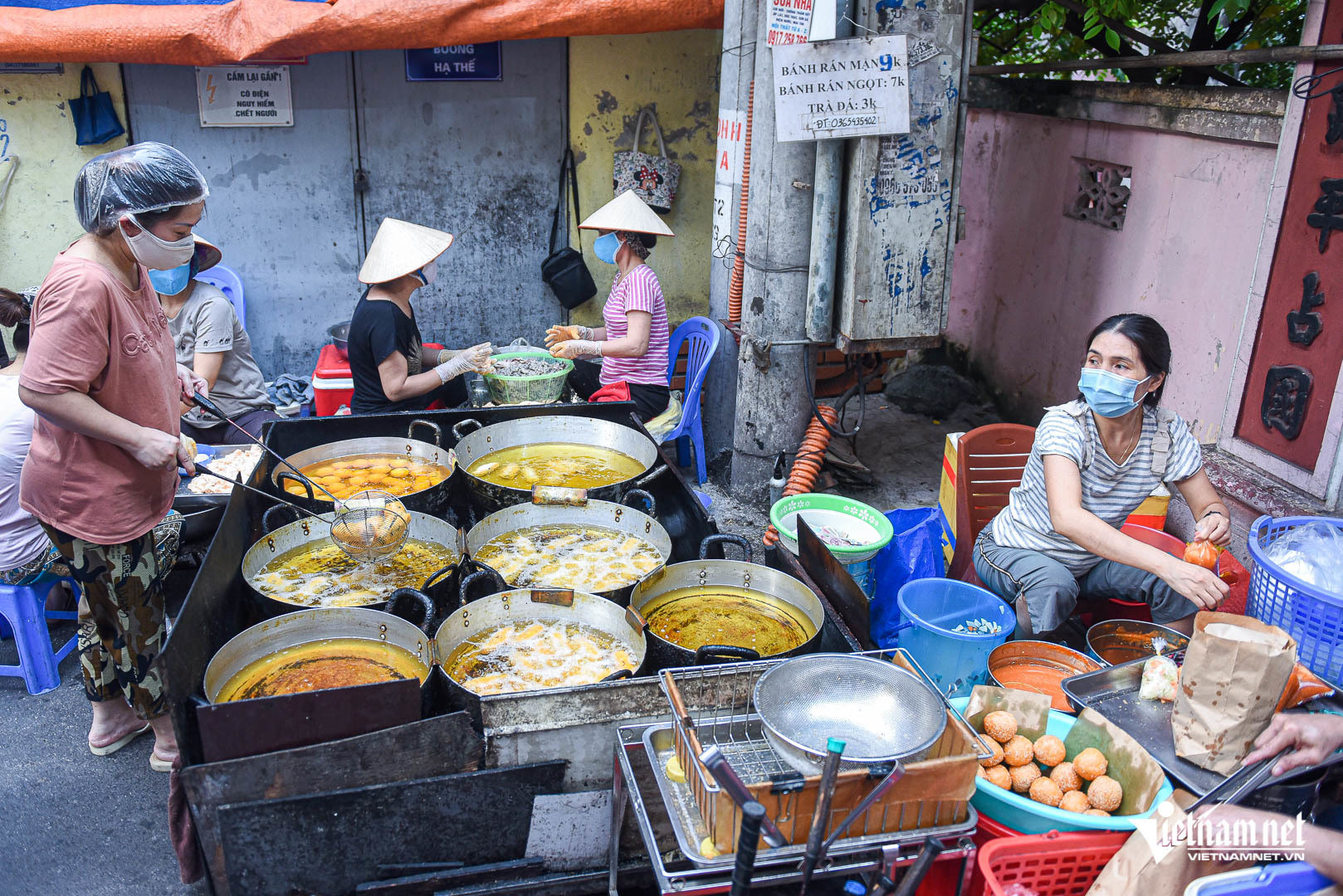 Hàng bánh rán ở Lạc Long Quân là địa điểm ăn uống đông khách có tiếng. Ảnh: Minh Khôi