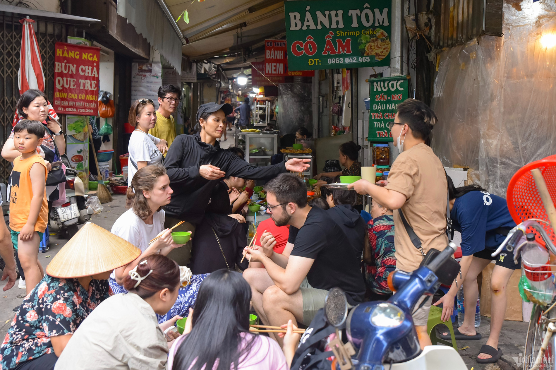 Bánh tôm ngon hơn khi được ăn nóng, bởi khi chấm đẫm vào nước chấm chua ngọt, bánh vẫn giữ được độ giòn. Ảnh: Kim Ngân