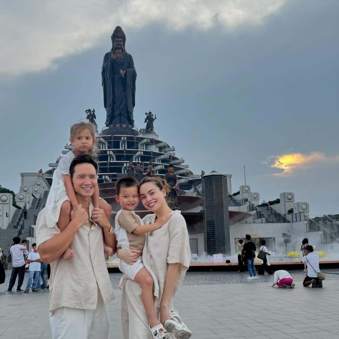 Hồ Ngọc Hà - Kim Lý và 2 con thường đi du lịch.