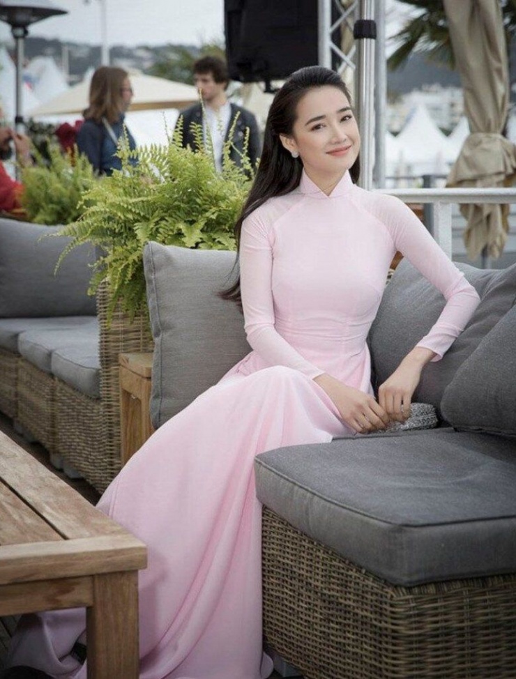 Với bộ áo dài trắng thanh nhã khi xuất hiện tại Cannes, truyền thông quốc tế dành không ít mỹ từ cho bà xã Trường Giang. 