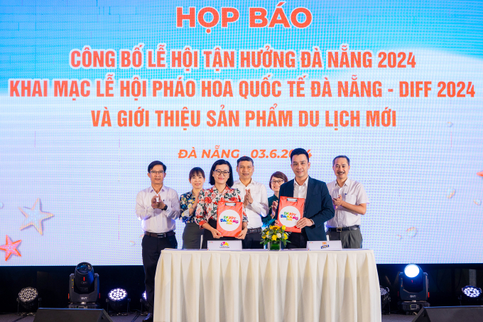 Đại diện Bia Larue và đại diện Sở Du lịch thành phố Đà Nẵng ký kết biên bản ghi nhớ hợp tác xúc tiến, phát triển du lịch địa phương vào tháng 7/2024. Ảnh: HVN