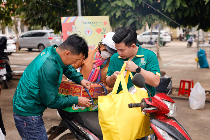 Nhân viên Heineken Việt Nam tặng quà và hỗ trợ người dân trong chương trình Heineken Việt Nam cùng cộng đồng đón Tết an vui vào dịp Tết Ất Tỵ 2025. Ảnh: HVN