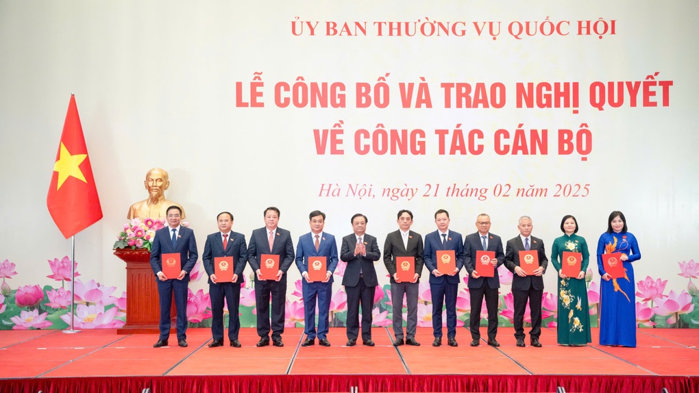 Công bố và trao nghị quyết của Ủy ban Thường vụ Quốc hội về công tác cán bộ - 2