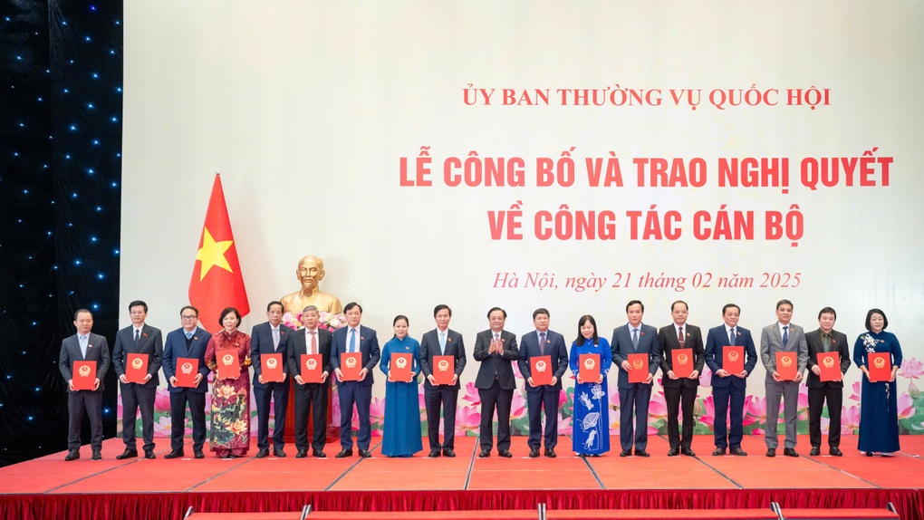 Công bố và trao nghị quyết của Ủy ban Thường vụ Quốc hội về công tác cán bộ - 5