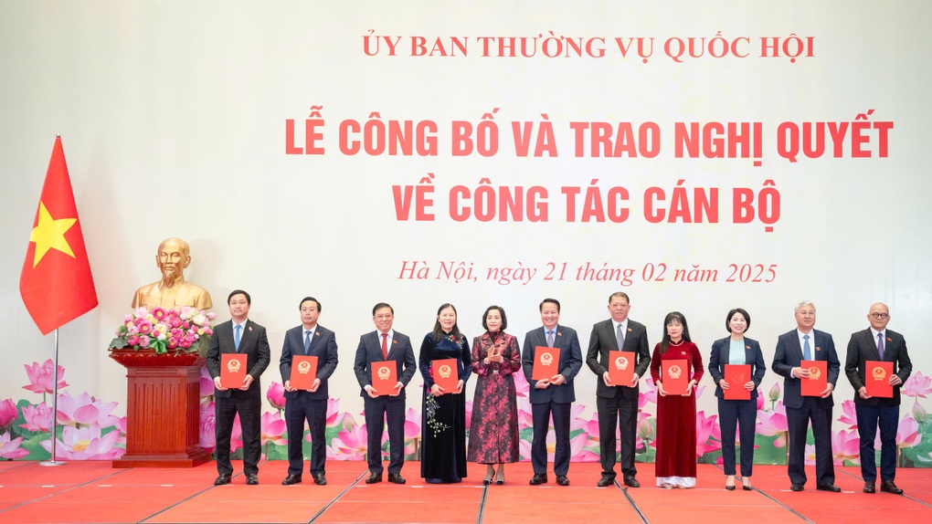 Công bố và trao nghị quyết của Ủy ban Thường vụ Quốc hội về công tác cán bộ - 6