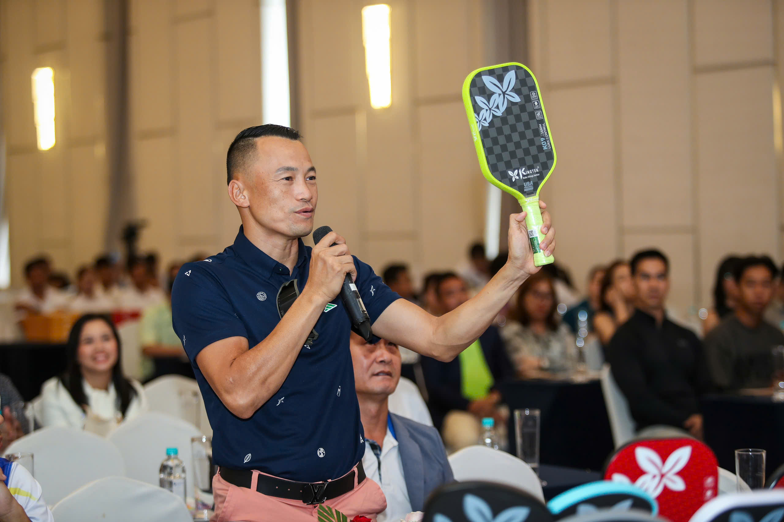 Diễn viên Huy Khánh, tay vợt Hoàng Thành Trung hào hứng trải nghiệm vợt pickleball Kingtek- Ảnh 2.