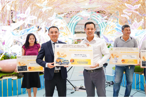 Crescent Mall trao tặng xe hơi Volkswagen nhân dịp sinh nhật lần thứ 13 - Ảnh 2.