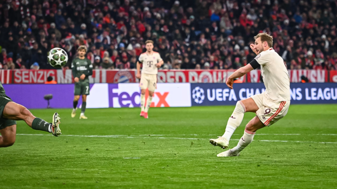 Harry Kane dứt điểm trong vòng cấm dội xà. Ảnh: FC Bayern