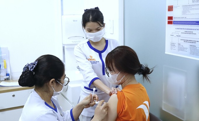 Người trẻ tiêm vaccine dại tại VNVC Nguyễn Thị Tú (Bình Tân). Ảnh: Bình An