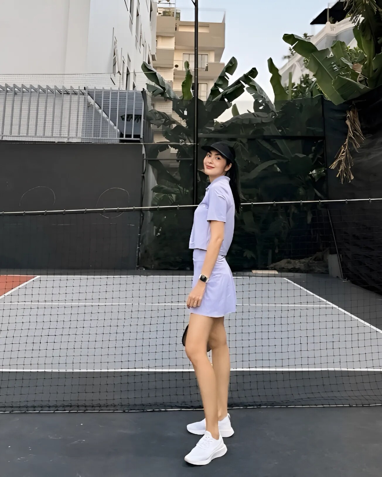 Tăng Thanh Hà khoe ảnh trên sân pickleball với trang phục thể thao, kết hợp mũ lưỡi trai. Thiết kế giúp bà mẹ ba con tôn chân thon và trắng mịn không tì vết.