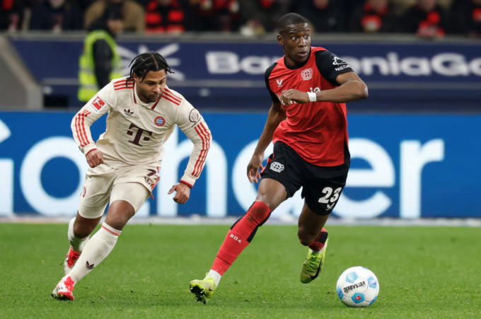 Serge Gnabry (Bayern) tranh chấp với Nordi Mukiele (Leverkusen) trong trận hòa 0-0 tại Bundesliga vào ngày 15/2. Ảnh: Reuters