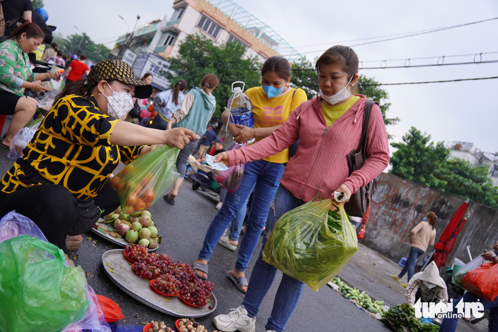 Khu chợ không cân, chỉ bán đong theo dĩa - Ảnh 6.