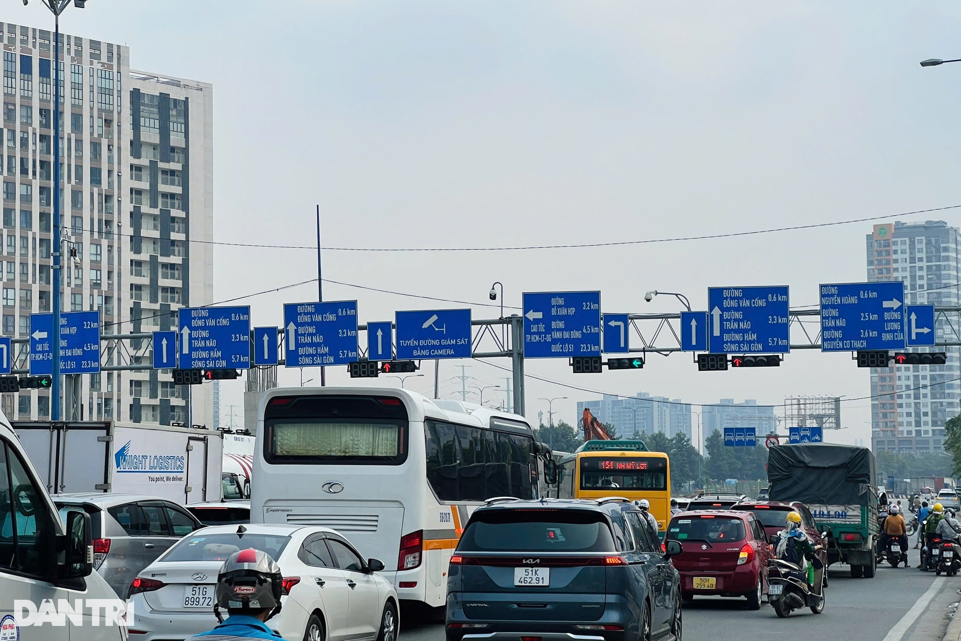 Nhan nhản biển báo núp lùm ở TPHCM gây khó cho tài xế - 7