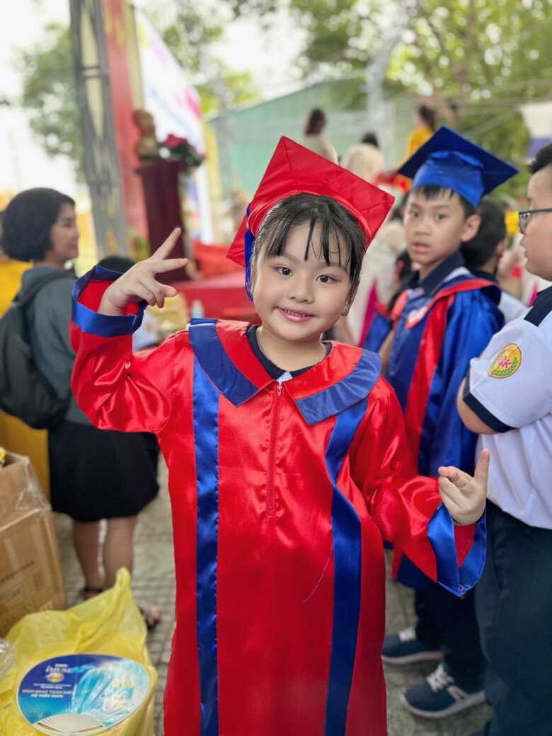 Vân Trang cho con gái đầu lòng học tiểu học tại trường công.