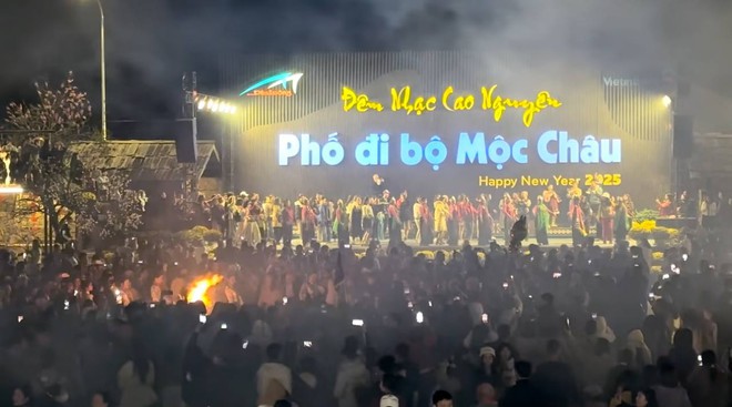 Phố đi bộ thu vé vào 99.000 đồng/người khiến khách chơi đêm ở Mộc Châu sửng sốt!- Ảnh 27.