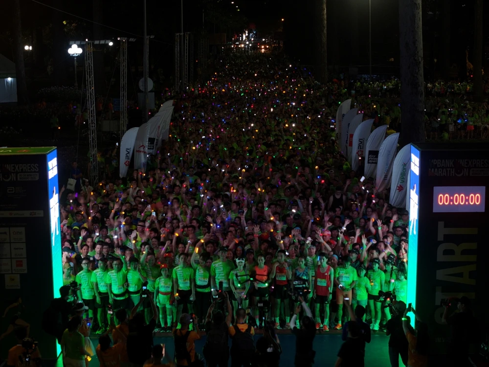 VPBank VnExpress Marathon Ho Chi Minh City Midnight, cung đường sôi động rực ánh sáng.JPG