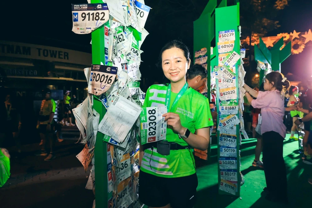 vpbank-vnexpress-marathon-ho-chi-minh-city-midnight-cung-duong-soi-dong-ruc-anh-sang-7.jpg