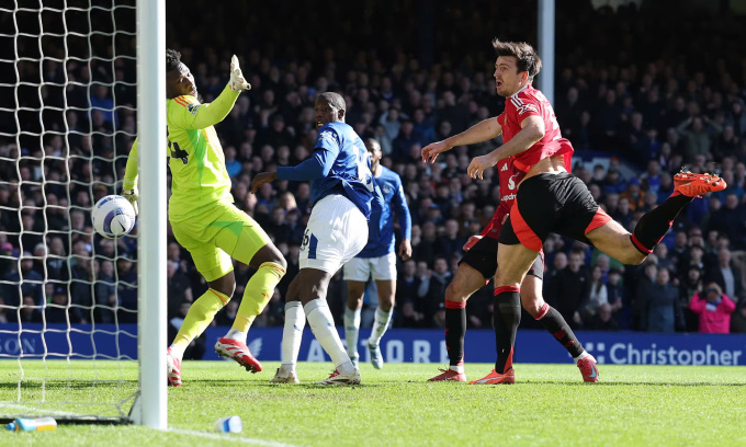 Tình huống Doucoure (thứ hai từ trái sang) đánh đầu nâng tỷ số lên 2-0 cho Everton. Ảnh: Reuters