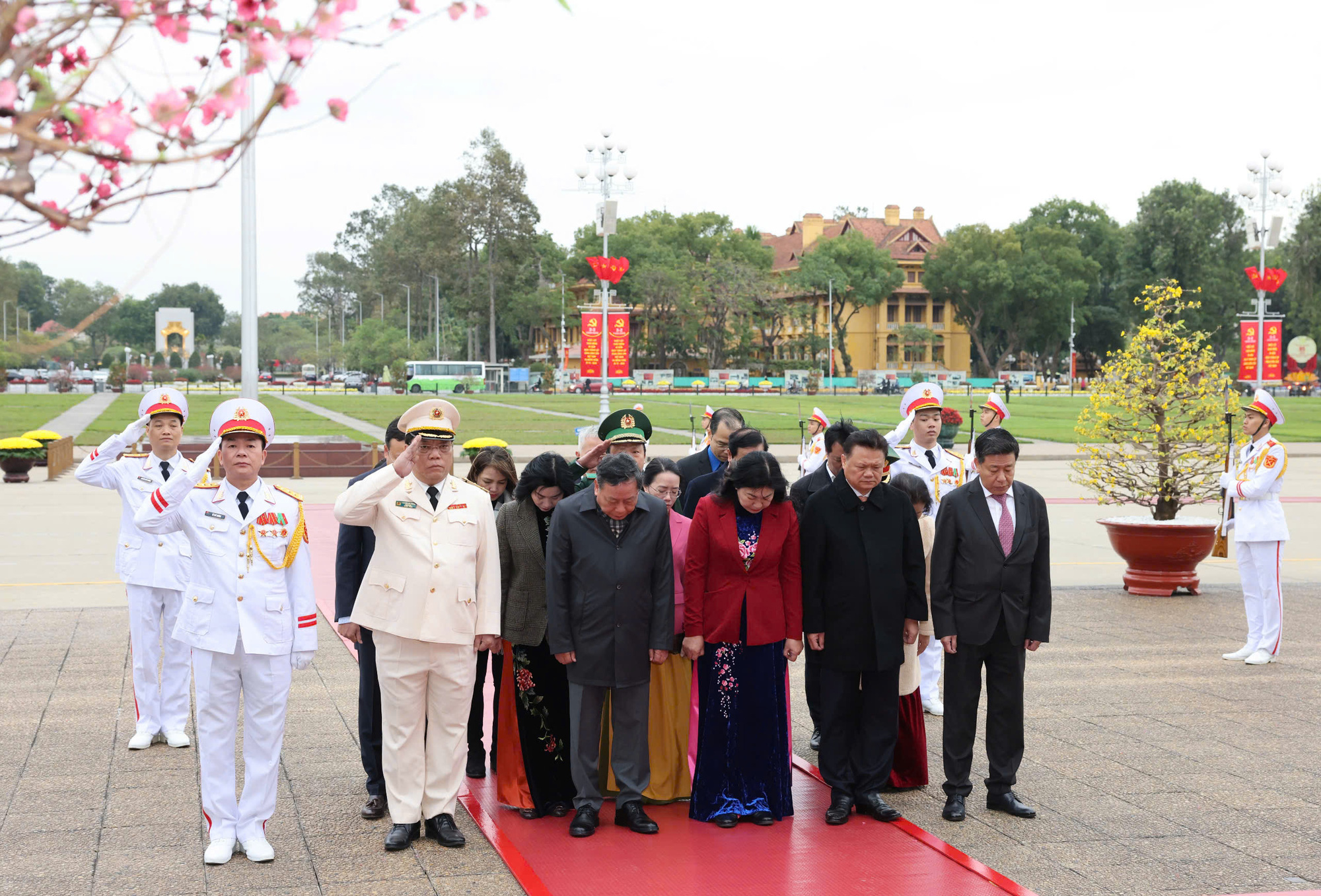 Lãnh đạo Đảng, Nhà nước vào lăng viếng Chủ tịch Hồ Chí Minh nhân 95 năm ngày thành lập Đảng - Ảnh 6.