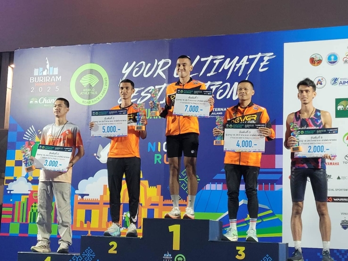 Khoảnh khắc đứng bục cự ly HM Buriram Marathon 2025 của Nattawut. Ảnh: NVCC