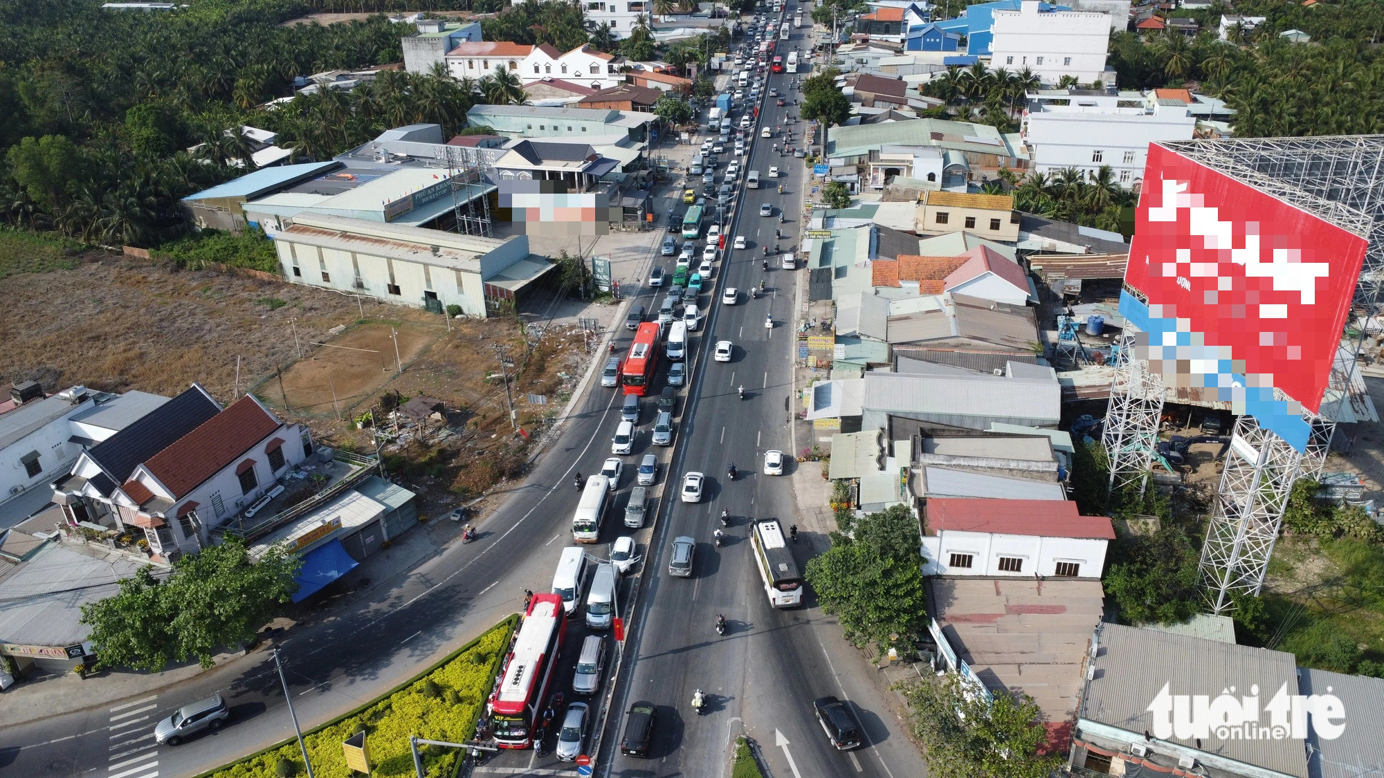 Người dân miền Tây quay lại TP.HCM, nhiều tuyến đường ùn ứ - Ảnh 3.