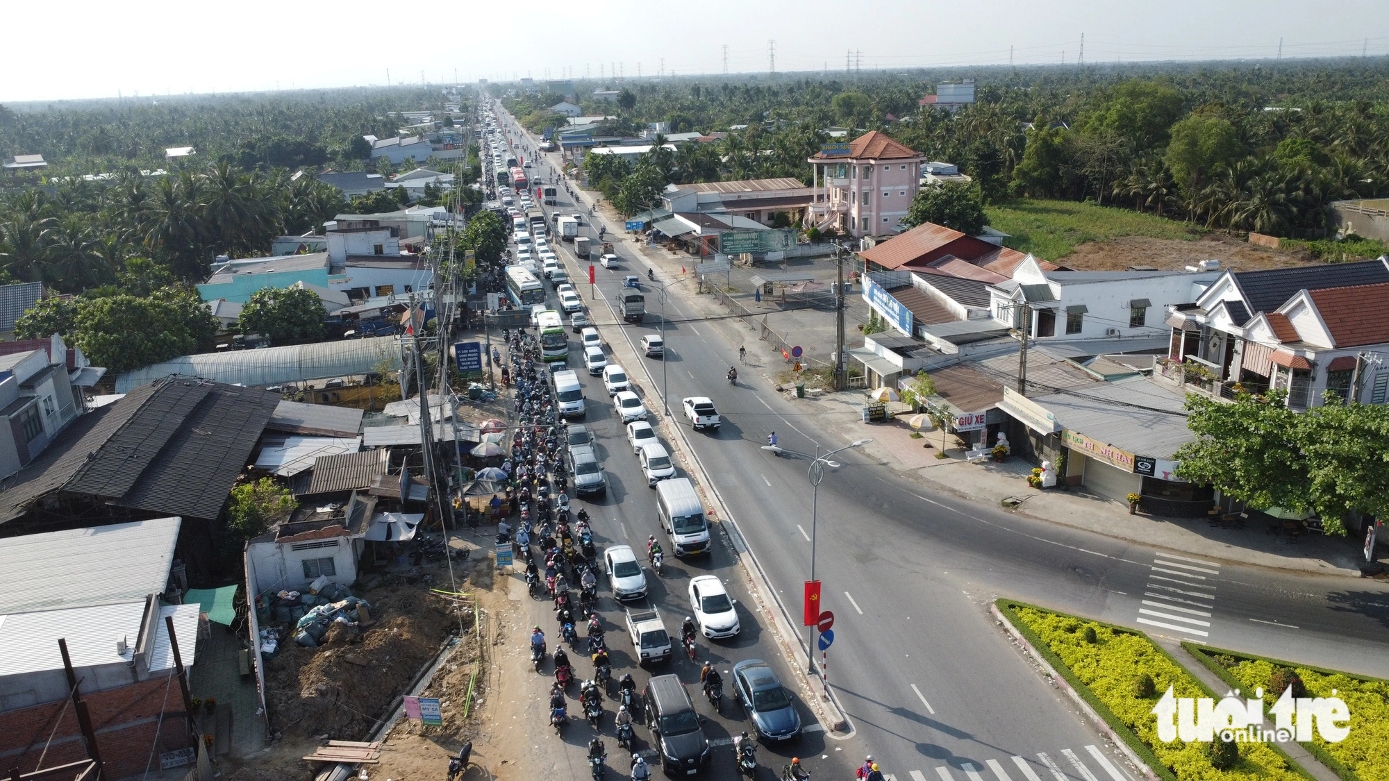 Người dân miền Tây quay lại TP.HCM, nhiều tuyến đường ùn ứ - Ảnh 4.