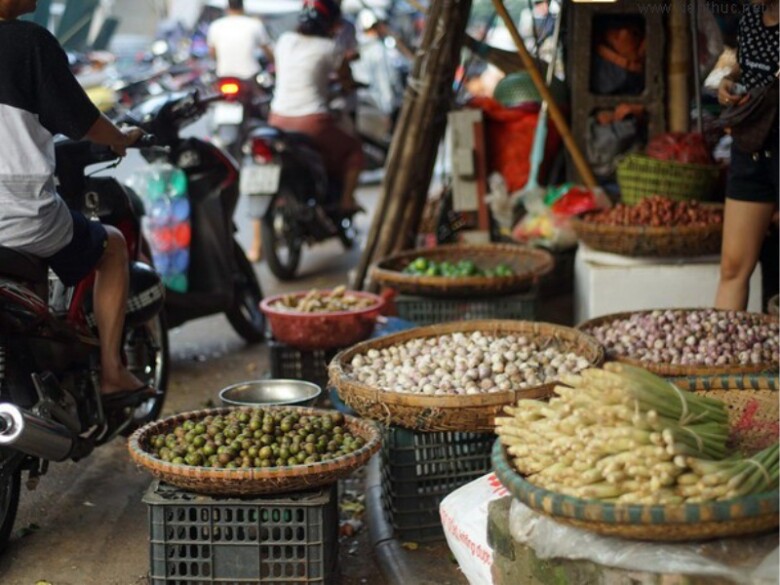 Giữa lòng Thủ đô có một khu chợ độc lạ, tồn tại hơn 60 năm với cái tên ẩn chứa bí mật thú vị - 3