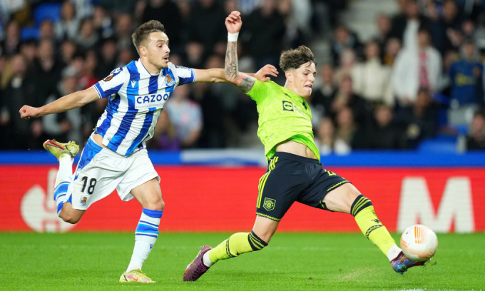 Alejandro Garnacho (phải) ghi bàn vào lưới Real Sociedad trên sân Anoeta, thành phố San Sebastian, xứ Basque, Tây Ban Nha, vòng bảng Europa League tối 3/11/2022. Ảnh: Independent