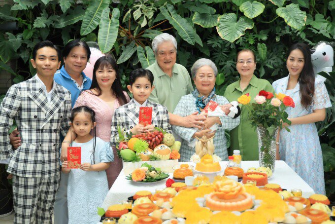 Đời thường, mẹ chồng Khánh Thi ăn mặc không quá cầu kỳ, xa hoa, tạo cảm giác dễ gần.