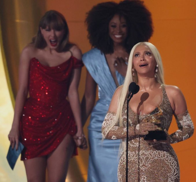 Khoảnh khắc lịch sử làng nhạc: Taylor Swift trao giải Grammy cho Beyoncé, một nhân vật phản diện bị 