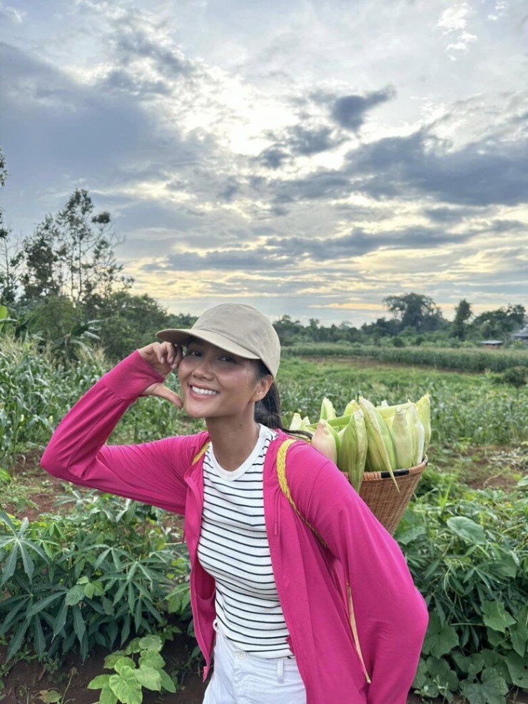 Những màu sắc tươi tắn như hồng, cam, đỏ và xanh cũng được cô phối thêm để mang lại màu sắc nổi bật hơn!