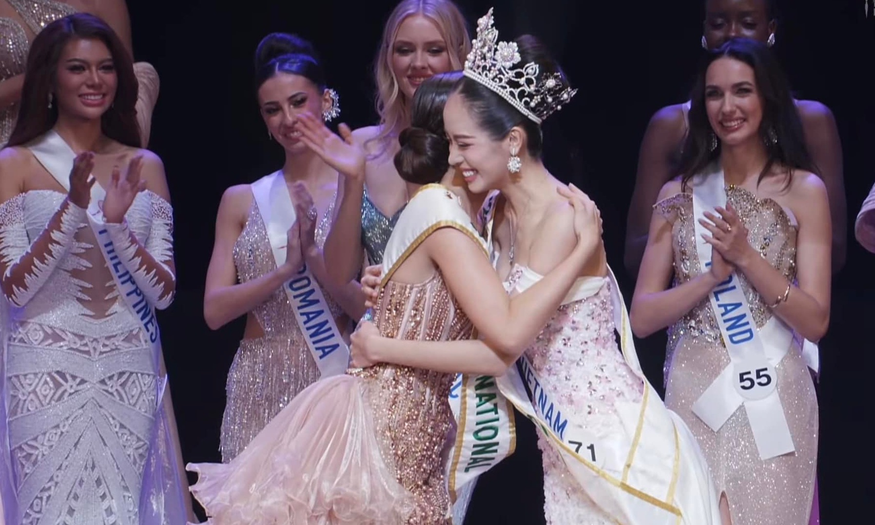 Khoảnh khắc Thanh Thủy đăng quang Miss International 2024