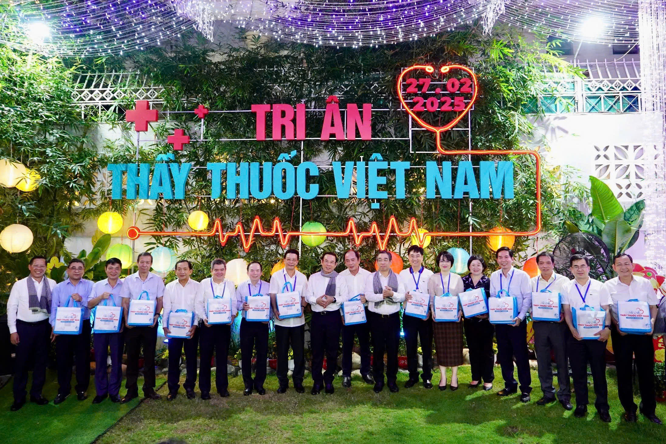 Lãnh đạo Thành ủy TP.HCM họp mặt tri ân đội ngũ y, bác sĩ- Ảnh 2.