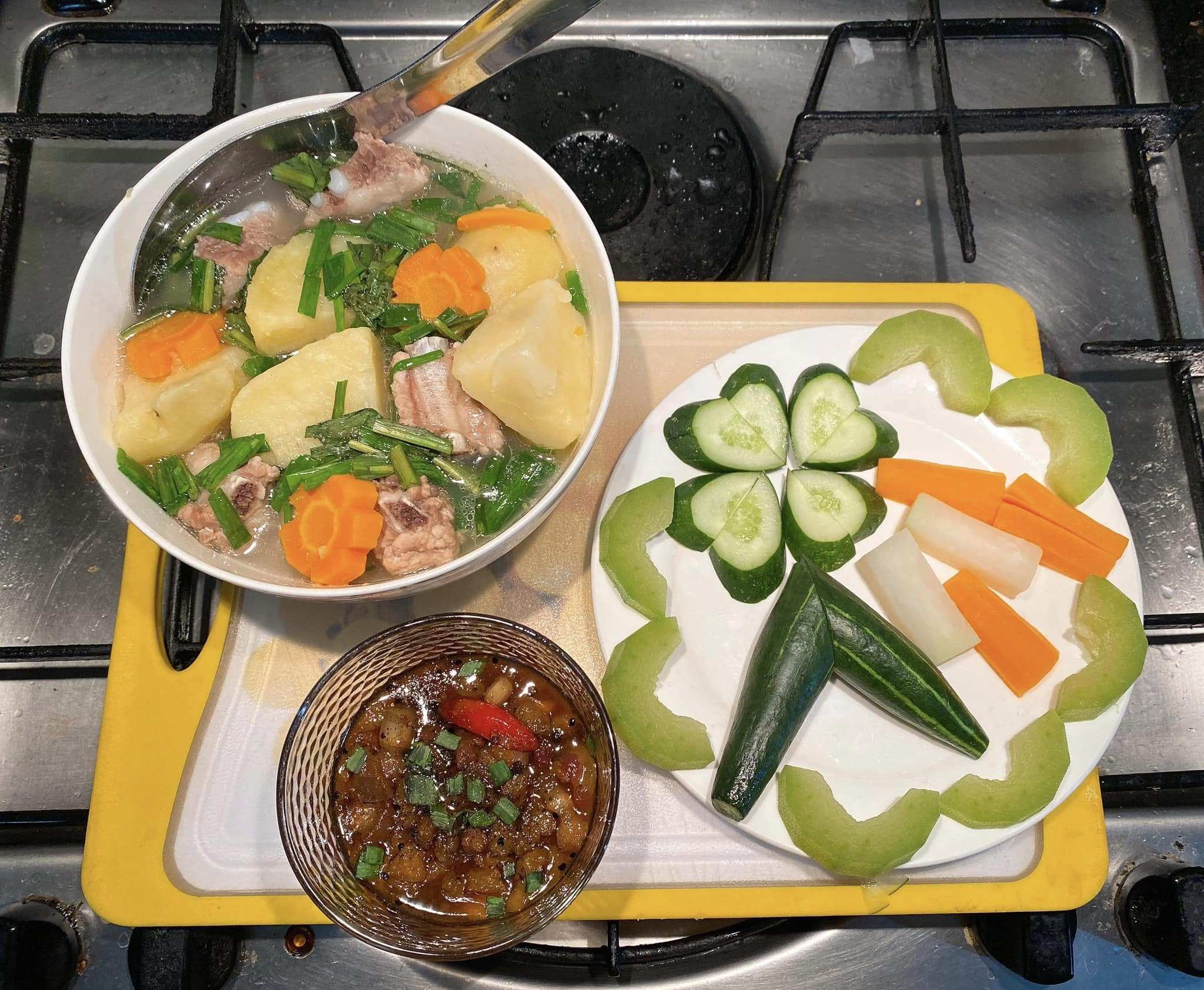 Rau củ luộc chấm kho quẹt, canh sườn.