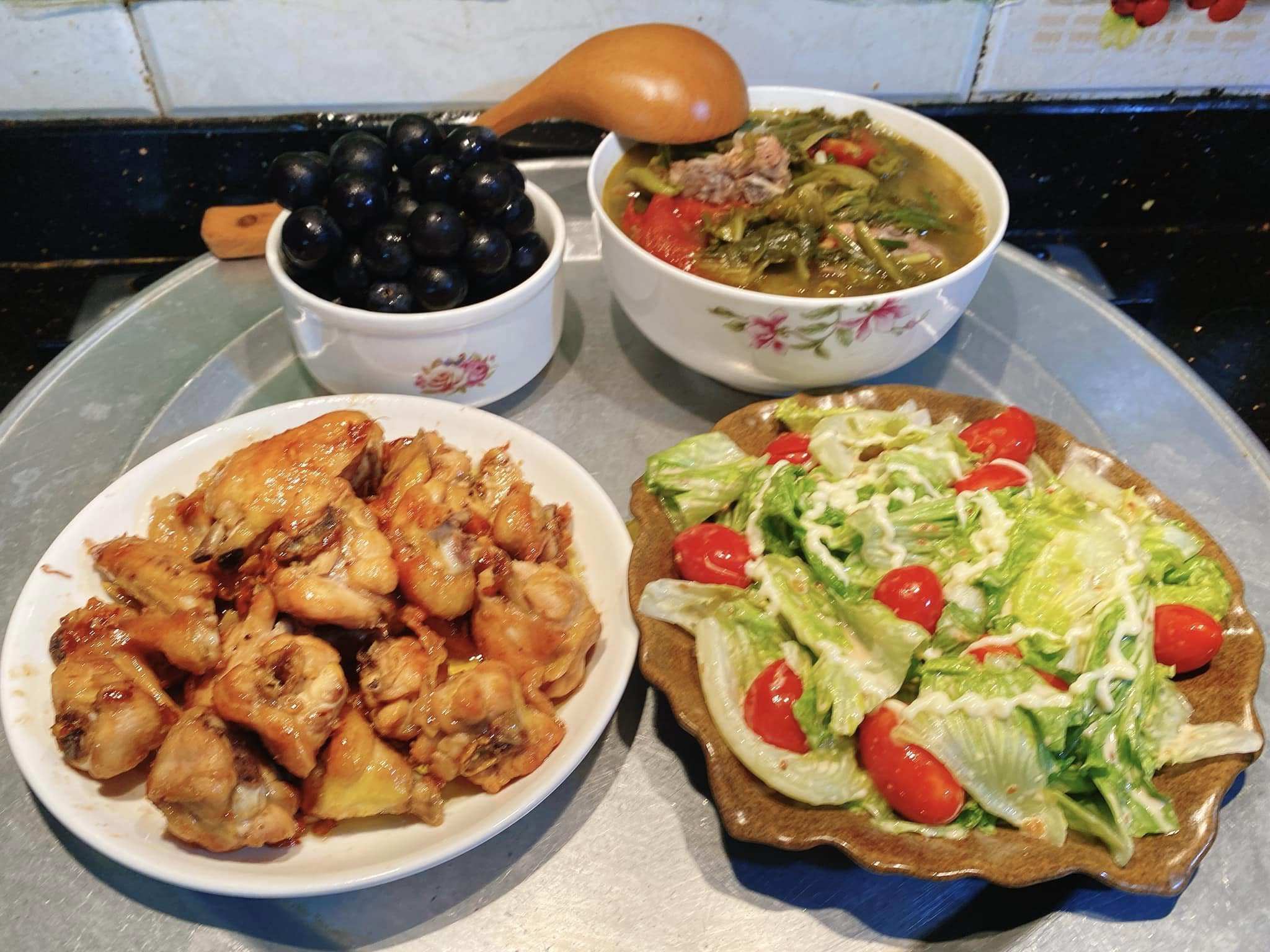 Gà rang, salad, canh dưa bò, nho.