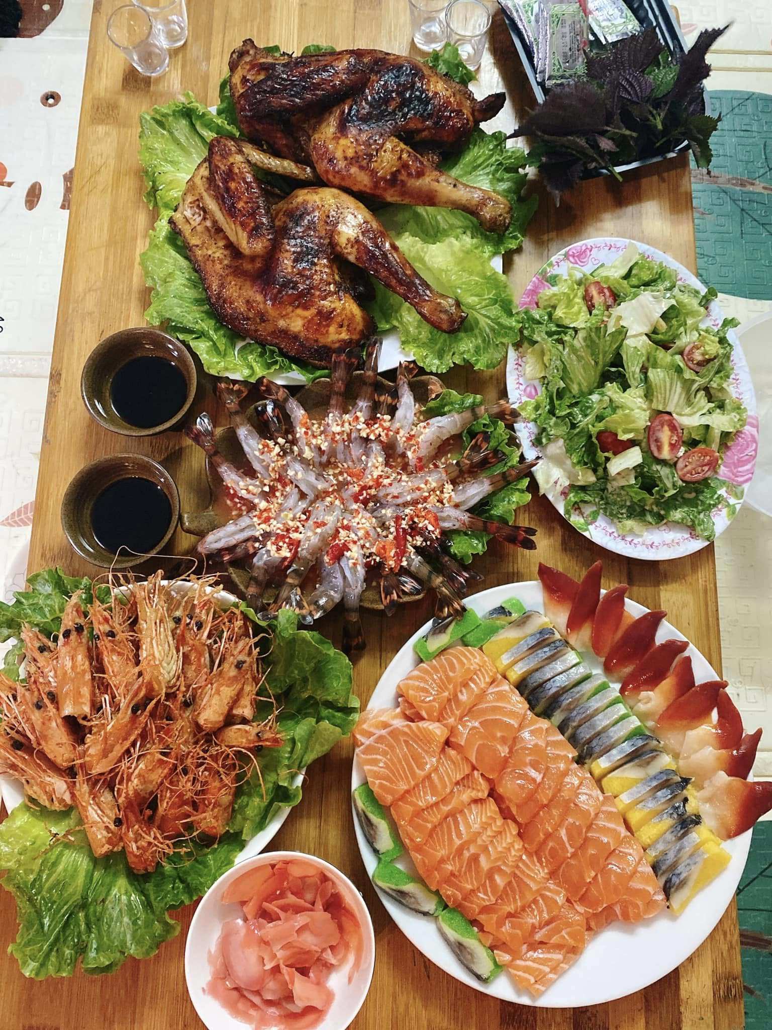 Thi thoảng đổi bữa với gà nướng, sashimi tôm - cá các loại.