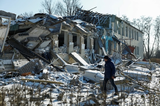 Một tòa nhà bị phá hủy tại làng Novopavlivka, vùng Dnipropetrovsk, Ukraine, hôm 18/2. Ảnh: Reuters